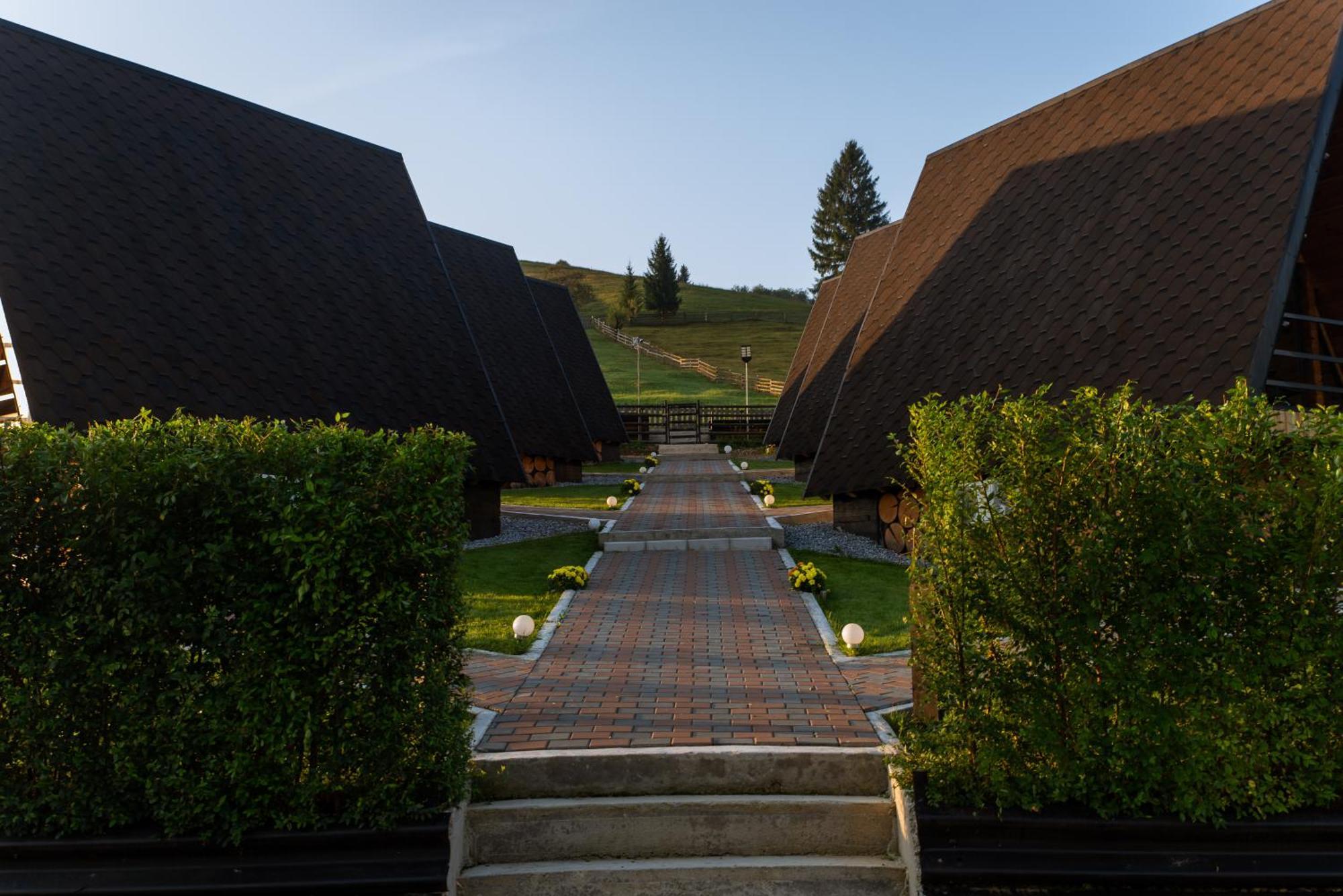 Hotel A Pisc Vatra Moldoviţei Exterior foto